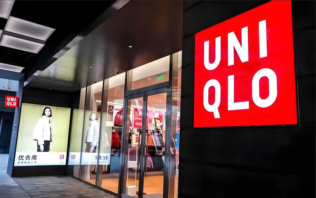 Uniqlo LED smart signage