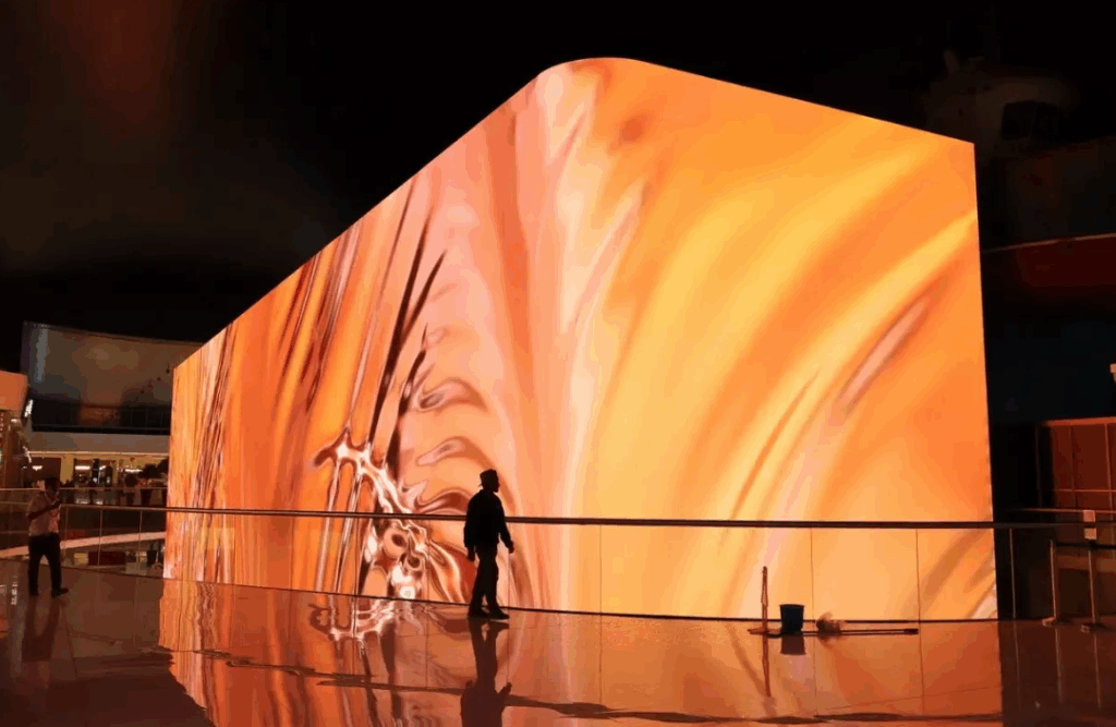 جدار فيديو LED خارجي عالي السطوع بدقة 4K في أحد شوارع المدينة