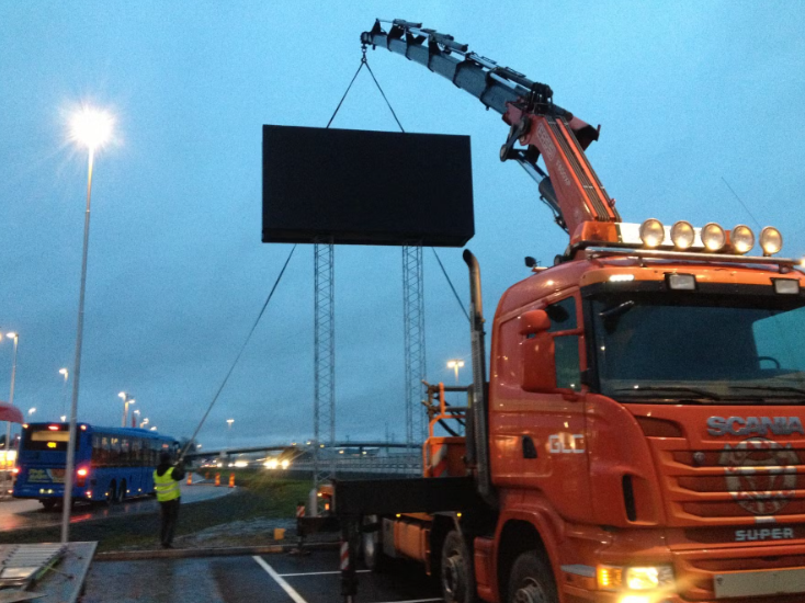 安装户外前服务LED显示屏