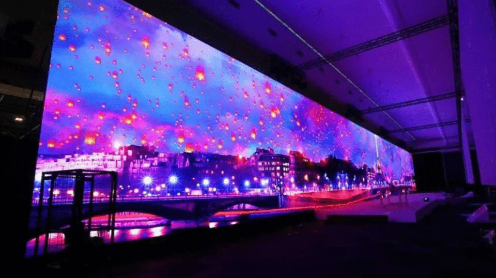 一块大型 3840Hz 高刷新率 LED 租赁屏幕