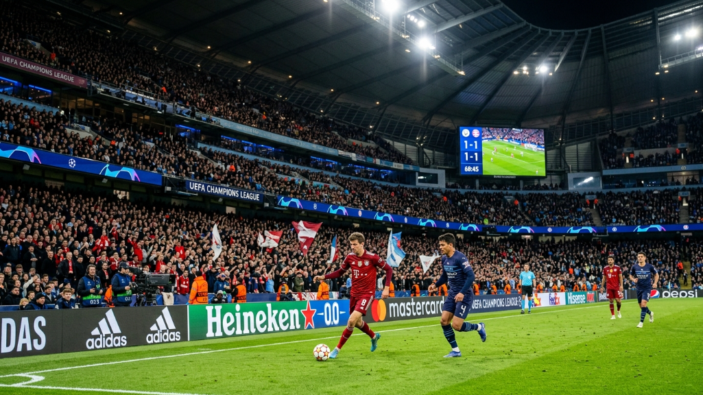 Pantallas LED perimetrales para publicidad en directo de partidos de fútbol en estadios de fútbol.