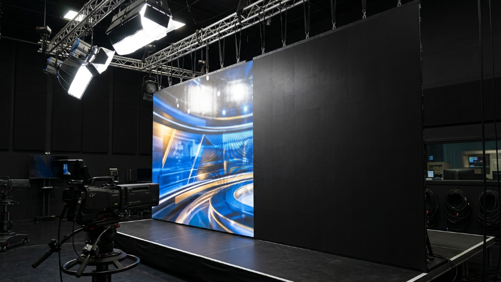 Matte vs glossy LED video wall mask under studio lighting