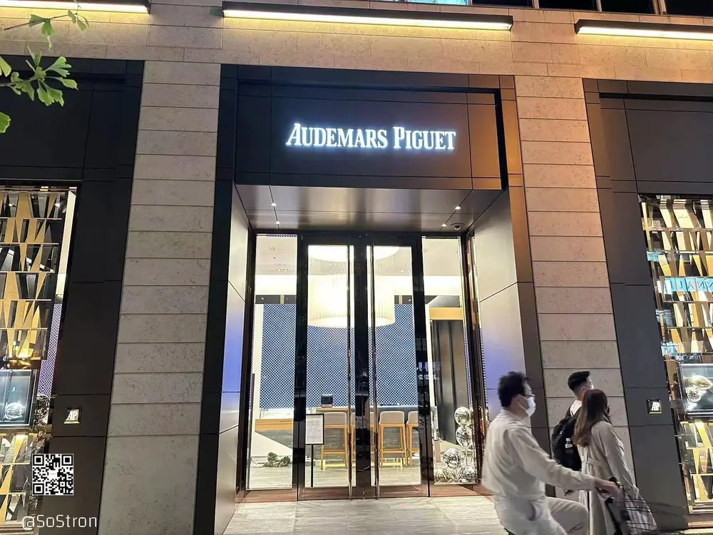 Which Type of Small LED Screen Is Best for Your Shop Front