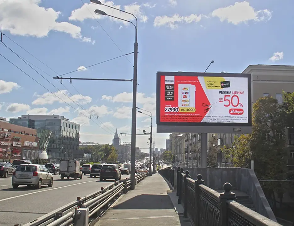 How Bright Should an Outdoor LED Billboard Be in Moscow